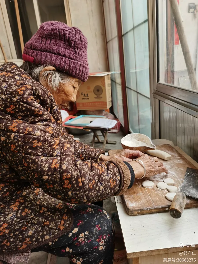 我陪老娘包饺子